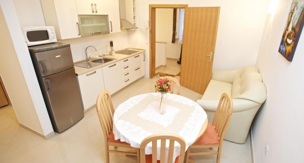 Apartments Grlica Sutivan Bilik gambar