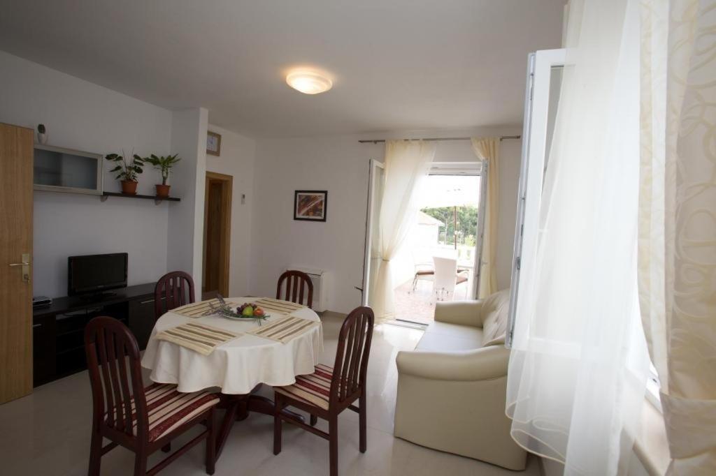 Apartments Grlica Sutivan Bilik gambar