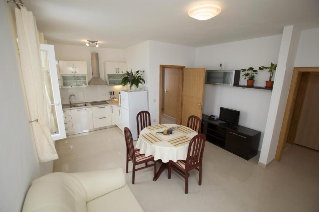Apartments Grlica Sutivan Bilik gambar