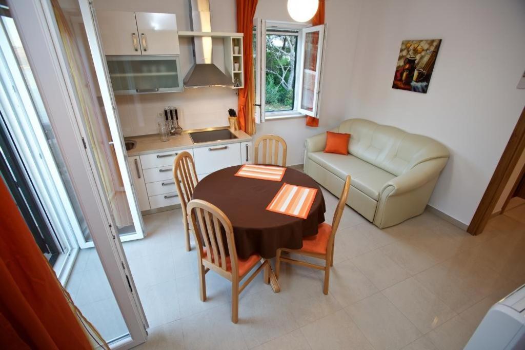 Apartments Grlica Sutivan Bilik gambar